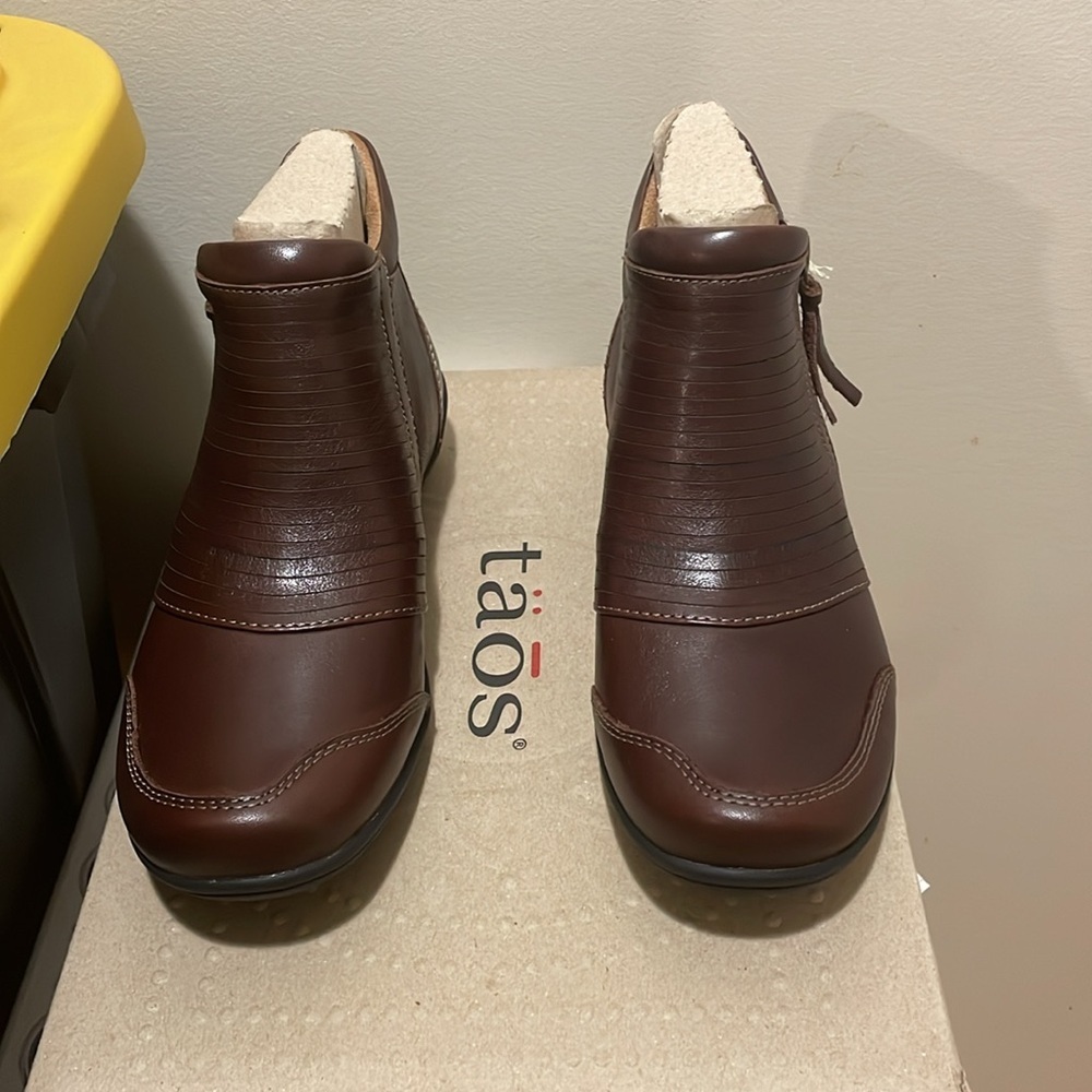 Taos Ankle Boot, Size 6M - Picture 6 of 6